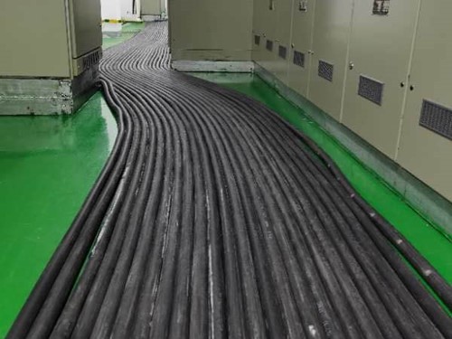 阳高如何根据理论计算公式计算温度对特定电压测量结果的影响？