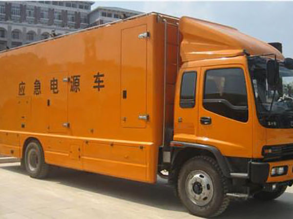 阳高冬季柴油发电机启动前，如何检查燃油系统中的积水？